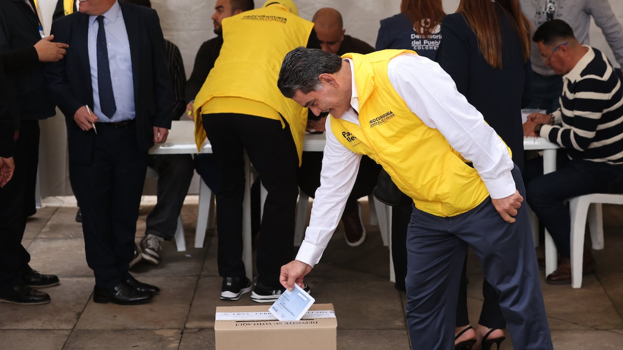 El procurador General, Gregorio Eljach, participando en las elecciones de la segunda vuelta presidencial.