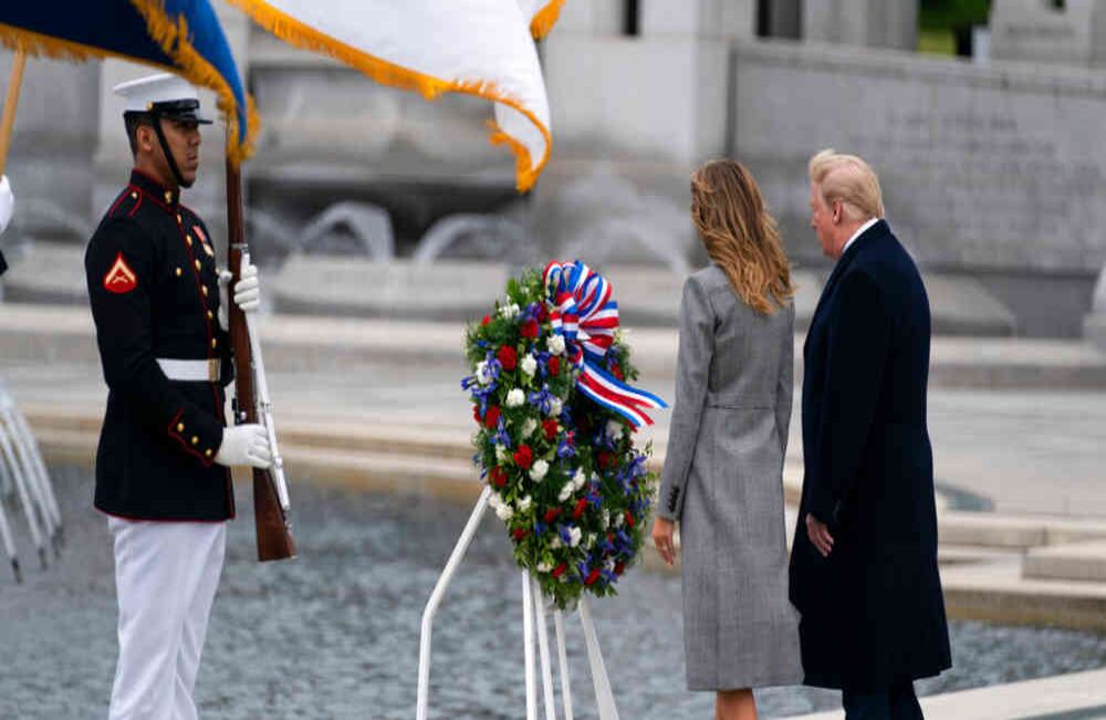 El presidente de Estados Unidos, Donald Trump, asistió al Monumento Nacional a la Segunda Guerra Mundial en Washington, en compañía de la primera dama, Melania Trump. En la solemne celebración cargada de coronas de flores, conmemoraron la victoria de los Aliados frente a las Potencias del Eje. Foto: AP