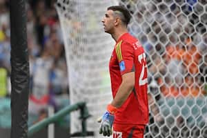 El arquero argentino #23 Emiliano Martínez celebra después de parar el penalti del defensa holandés #04 Virgil van Dijk durante la tanda de penales después de la prórroga del partido de fútbol de cuartos de final de la Copa del Mundo Qatar 2022 entre Holanda y Argentina en el Estadio Lusail, al norte de Doha, el 9 de diciembre de 2022. (Foto de Alberto PIZZOLI / AFP)
