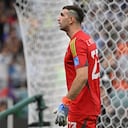 El arquero argentino #23 Emiliano Martínez celebra después de parar el penalti del defensa holandés #04 Virgil van Dijk durante la tanda de penales después de la prórroga del partido de fútbol de cuartos de final de la Copa del Mundo Qatar 2022 entre Holanda y Argentina en el Estadio Lusail, al norte de Doha, el 9 de diciembre de 2022. (Foto de Alberto PIZZOLI / AFP)