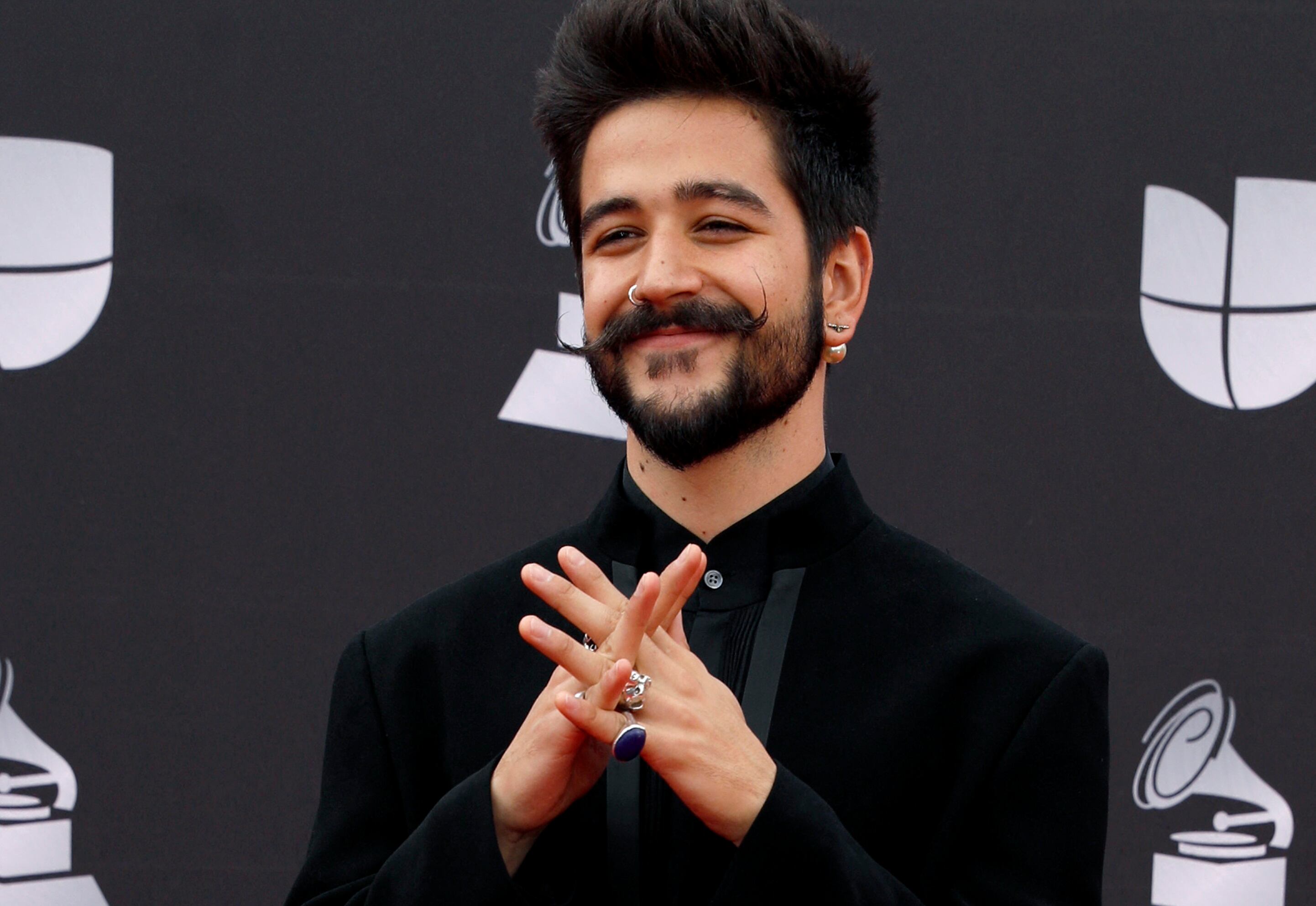 Este trabajo sigue el peregrinaje musical de Camilo por varias ciudades, después de los “tiempos difíciles” que supuso la pandemia, al igual que los acontecimientos personales que cambiaron su vida en el proceso, como la noticia de que se convertiría en padre y el embarazo de su esposa Evaluna.