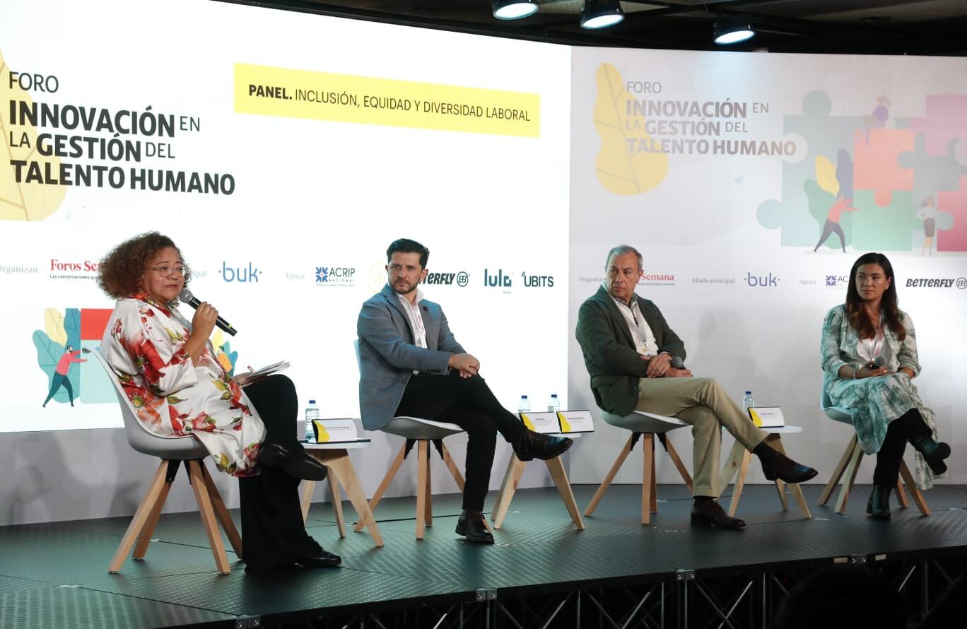 El panel ‘inclusión, equidad y diversidad laboral’ estuvo conformado por Cristina De Armas Pedraza, Fundadora y CEO de InspirandoT SAS BIC; Iván Rojas, Gerente de Diversidad, Inclusión y Experiencia del Colaborador del Banco de Bogotá; Juan Carlos Carrillo, Director adjunto de Great Place to Work; y Yesenia Vásquez, Gerente regional de Recursos Humanos de Arcos Dorados.