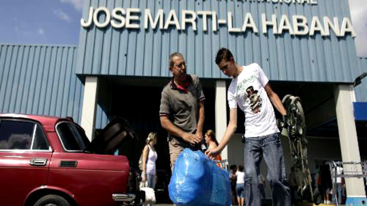 El gobierno cubano dice que las nuevas medidas están destinadas a hacer frente a las "mulas profesionales".