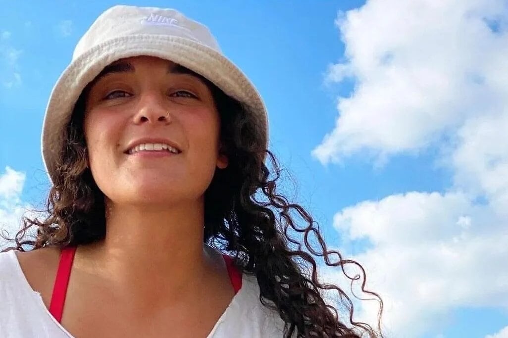 Las tres rehenes femeninas que serán liberadas hoy del cautiverio de Hamás y regresarán a Israel son Romi Gonen, Emily Damari y Doron Steinbrecher.