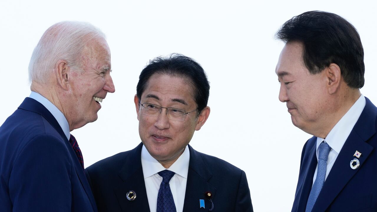 El presidente Joe Biden, a la izquierda, habla con el primer ministro de Japón, Fumio Kishida, y el presidente de Corea del Sur, Yoon Suk Yeol, a la derecha, antes de una reunión trilateral al margen de la Cumbre del G7 en Hiroshima, Japón, el domingo 21 de mayo de 2023.