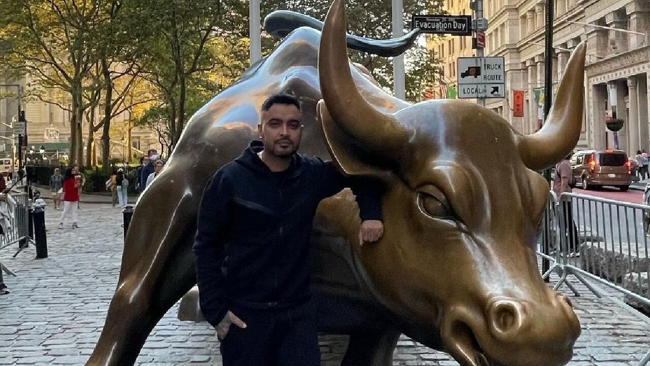 Según se ve en el video, el cantante no podía mantenerse de pie