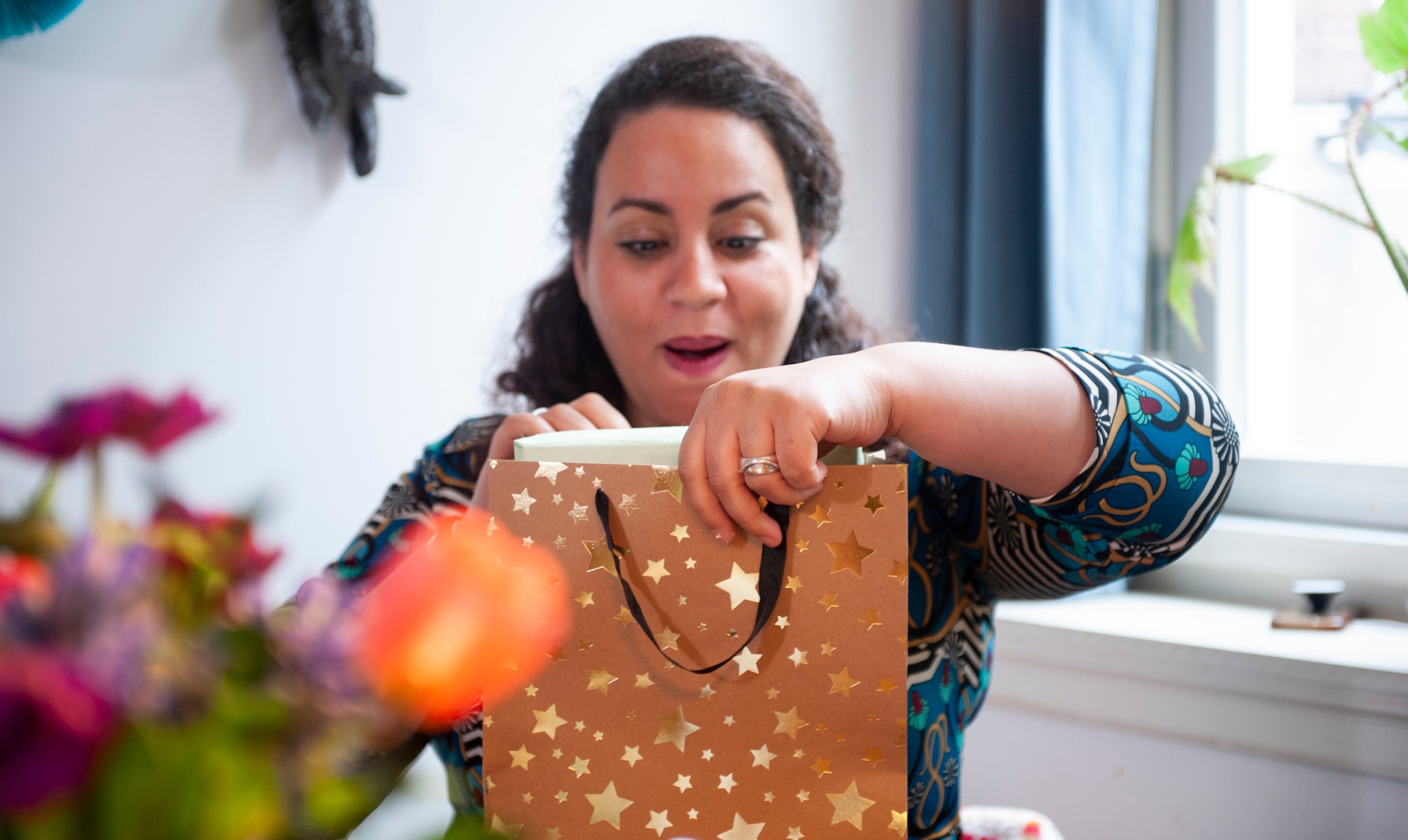 Muchas personas juegan al 'amigo secreto' durante la temporada de amor y amistad.