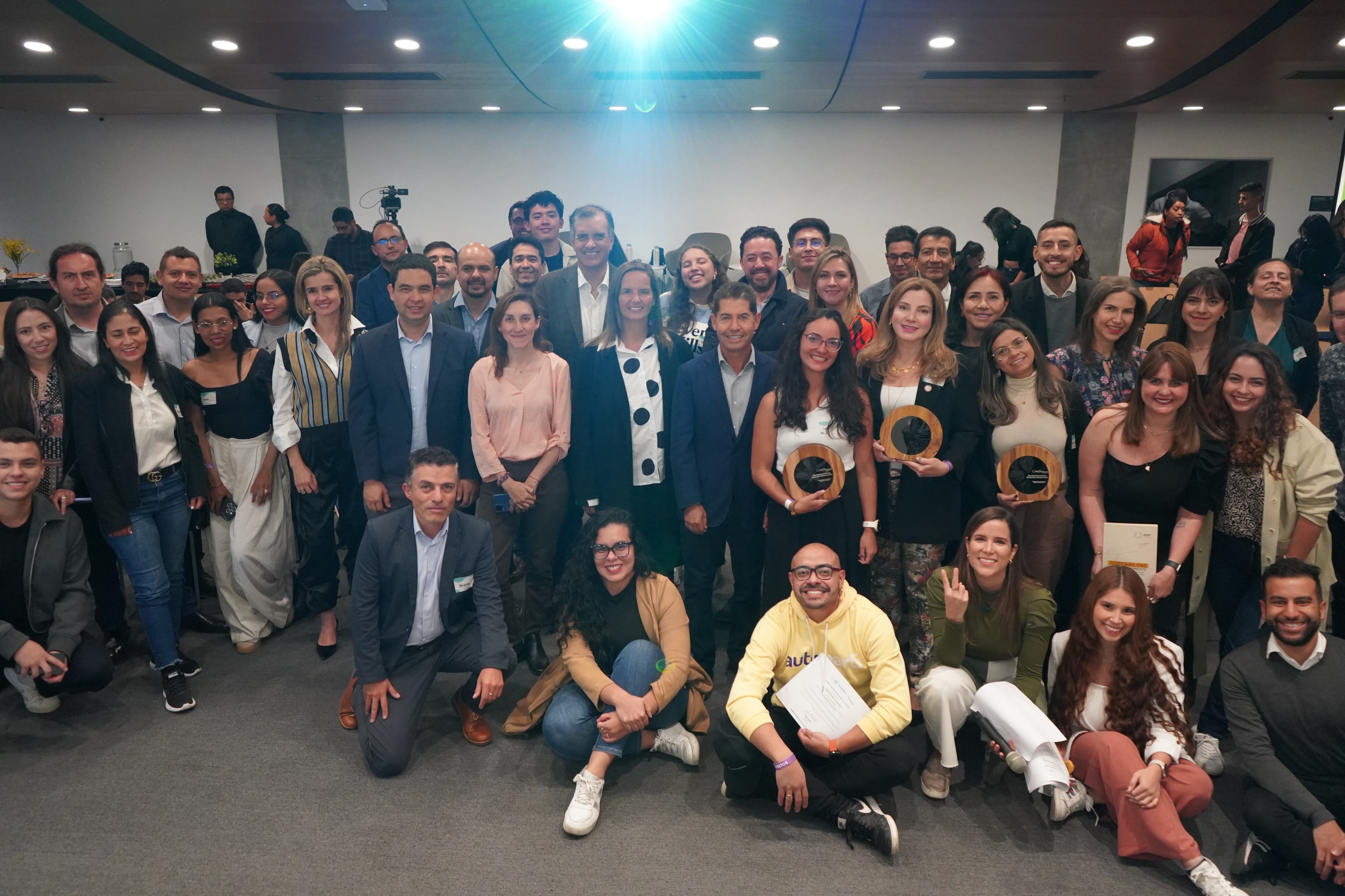 Los nominados a los premios Día del Emprendedor Sostenible Eanista junto con el equipo de trabajo de Impacta Emprendimiento Sostenible.