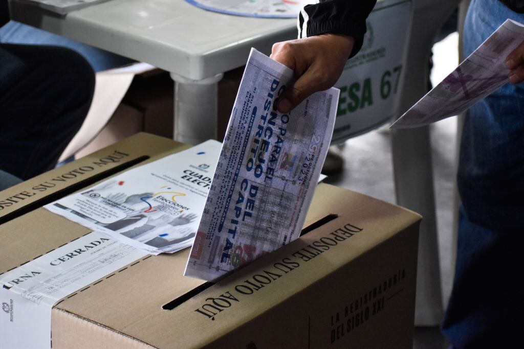 La gente votó durante las elecciones regionales de Colombia para alcalde, concejos municipales y gobernadores. Esta foto, en Bogotá, el 29 de octubre de 2023 (Foto de: Cristian Bayona/Long Visual Press/Universal Images Group vía Getty Images)