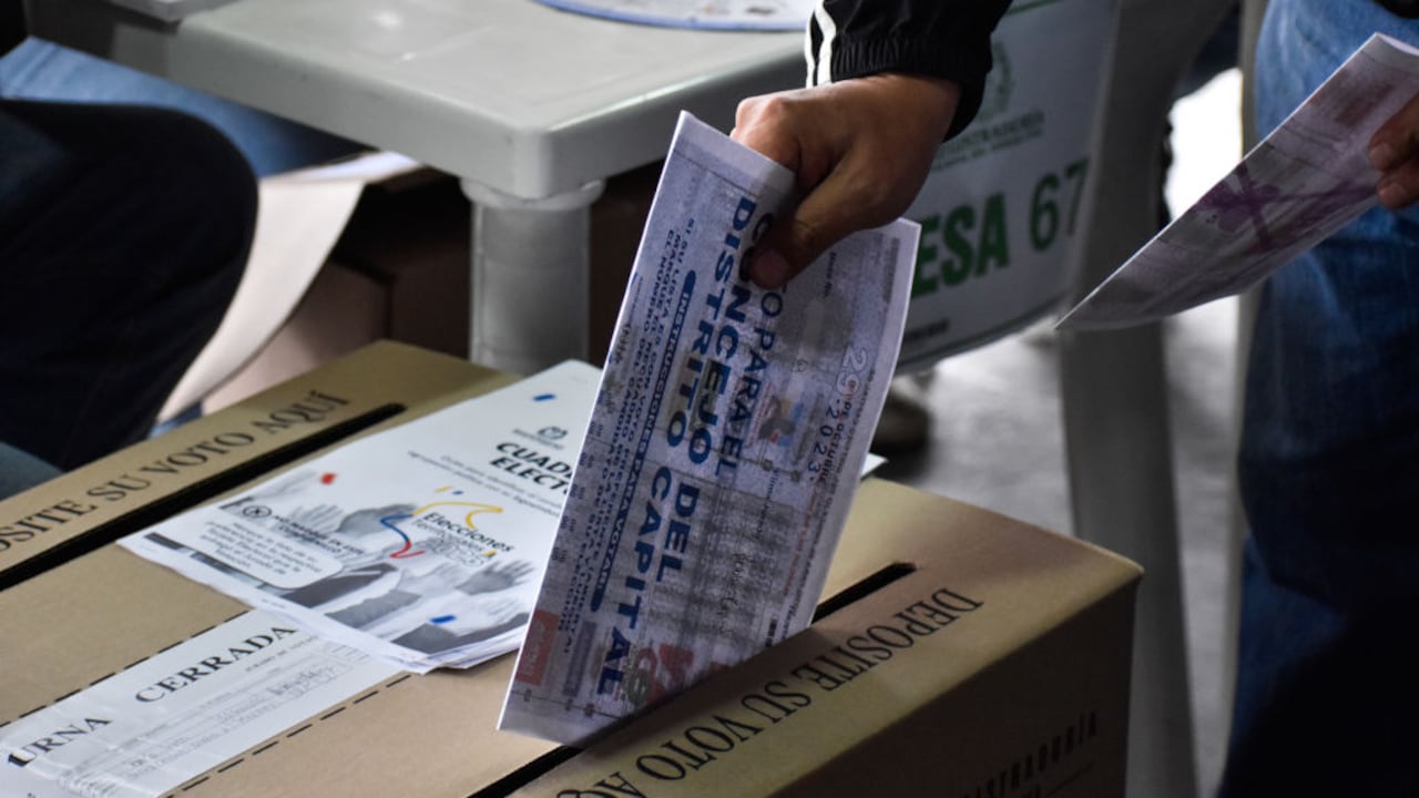 La gente votó durante las elecciones regionales de Colombia para alcalde, concejos municipales y gobernadores. Esta foto, en Bogotá, el 29 de octubre de 2023 (Foto de: Cristian Bayona/Long Visual Press/Universal Images Group vía Getty Images)