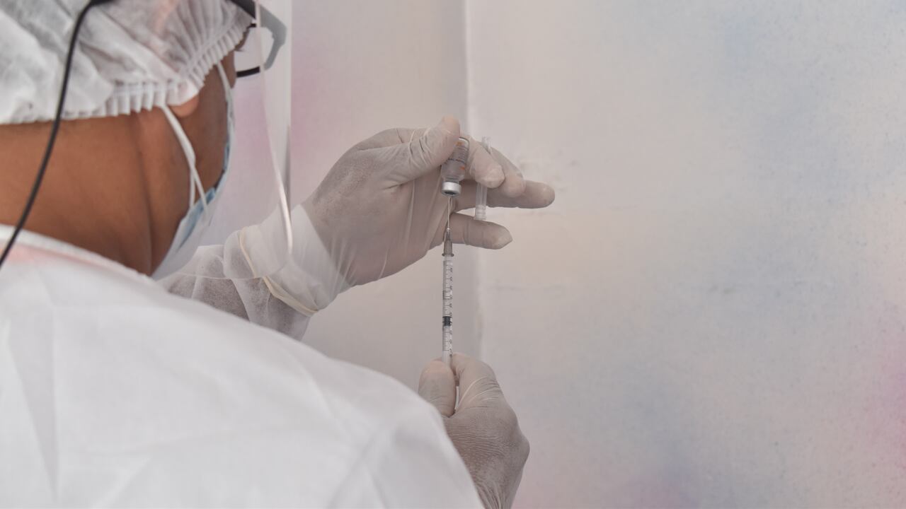 Tolima, epicentro de los casos de fiebre amarilla, ha implementado jornadas de vacunación intensivas administrando más de 248 mil dosis. A este esfuerzo se unió la EPS Sanitas con tres puntos de vacunación.