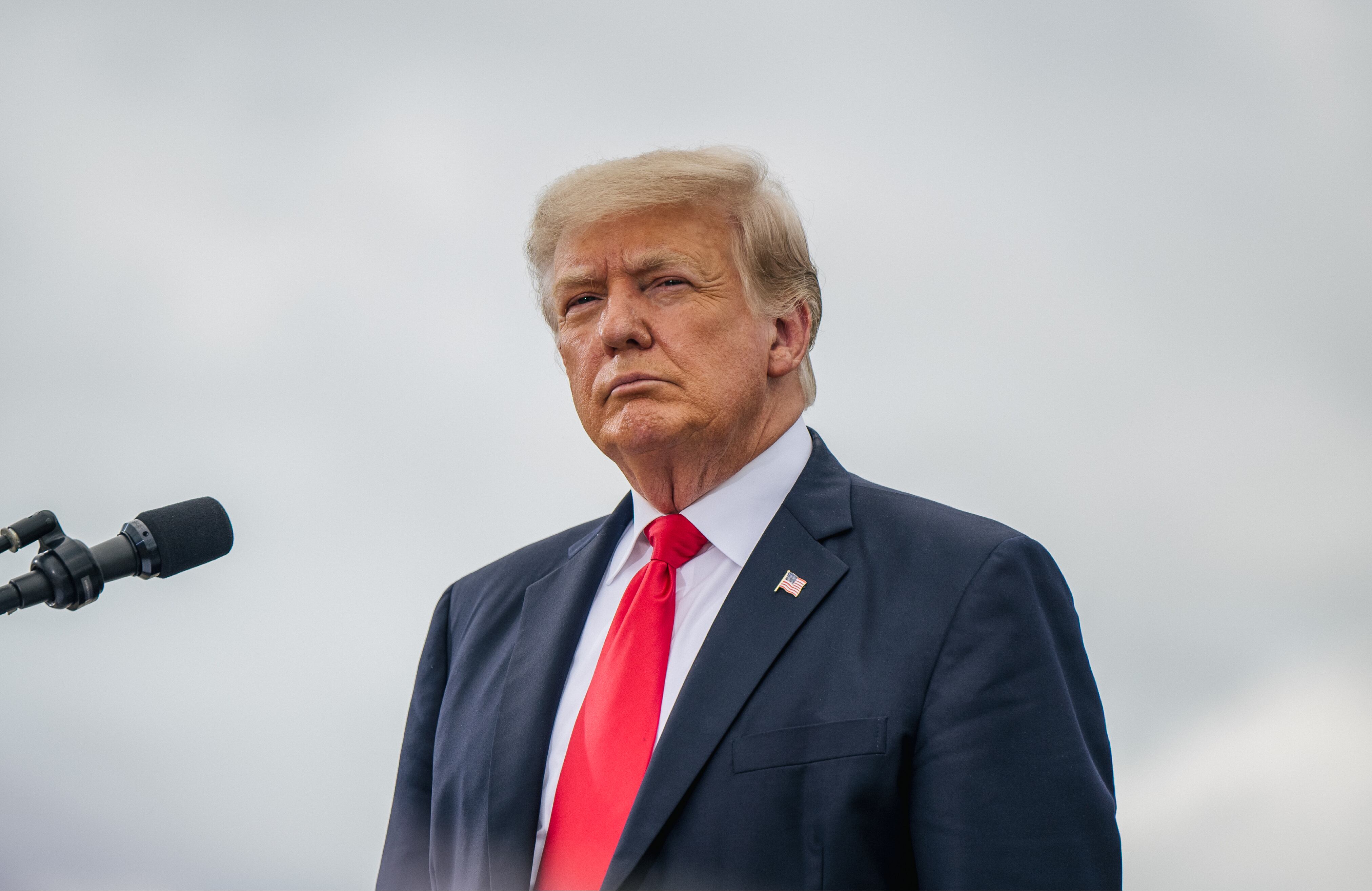 PHARR, TEXAS - 30 DE JUNIO: El ex presidente Donald Trump mira antes de hablar durante un recorrido por una sección inacabada del muro fronterizo el 30 de junio de 2021 en Pharr, Texas. El gobernador Abbott se ha comprometido a construir un muro fronterizo financiado por el estado entre Texas y México, ya que un aumento de inmigrantes en su mayoría centroamericanos que cruzan a Estados Unidos ha desafiado a las agencias de inmigración estadounidenses. En lo que va de 2021, los agentes de la Patrulla Fronteriza de EE. UU. Han detenido a más de 900.000 inmigrantes que cruzan hacia los Estados Unidos por la frontera sur. (Foto de Brandon Bell / Getty Images)