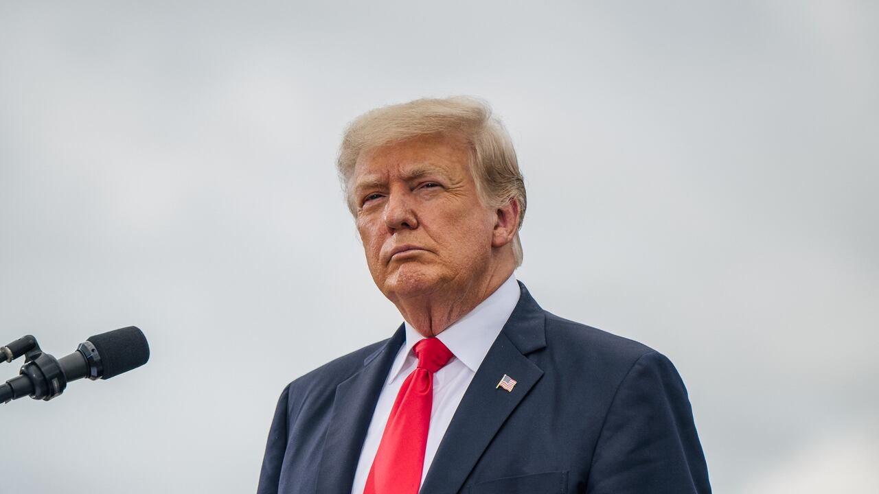 PHARR, TEXAS - 30 DE JUNIO: El ex presidente Donald Trump mira antes de hablar durante un recorrido por una sección inacabada del muro fronterizo el 30 de junio de 2021 en Pharr, Texas. El gobernador Abbott se ha comprometido a construir un muro fronterizo financiado por el estado entre Texas y México, ya que un aumento de inmigrantes en su mayoría centroamericanos que cruzan a Estados Unidos ha desafiado a las agencias de inmigración estadounidenses. En lo que va de 2021, los agentes de la Patrulla Fronteriza de EE. UU. Han detenido a más de 900.000 inmigrantes que cruzan hacia los Estados Unidos por la frontera sur. (Foto de Brandon Bell / Getty Images)
