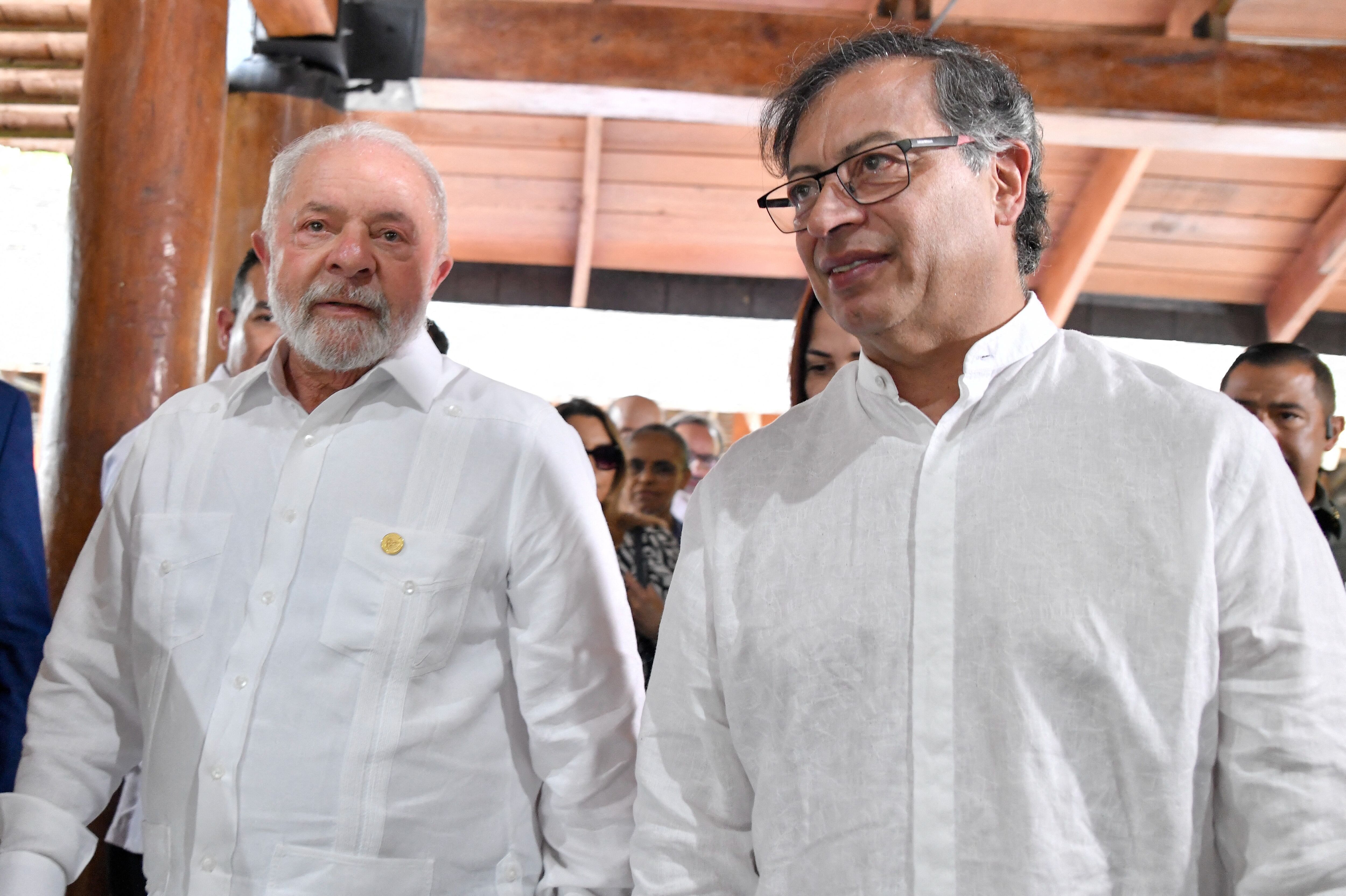 El presidente de Colombia, Gustavo Petro, y el presidente de Brasil, Luiz Inácio Lula da Silva, asisten al evento "Cumbre Camino a la Amazonía" en Leticia, Colombia, el 8 de julio de 2023.