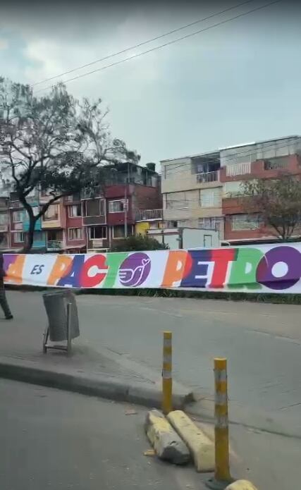 Esta valla del Pacto Histórico apareció en inmediaciones del evento "Gobierno del Pueblo" en Suba.