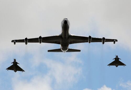 El Ejército Nacional, la Fuerza Aérea Colombiana y la Policía Nacional hacen presencia en la zona.
