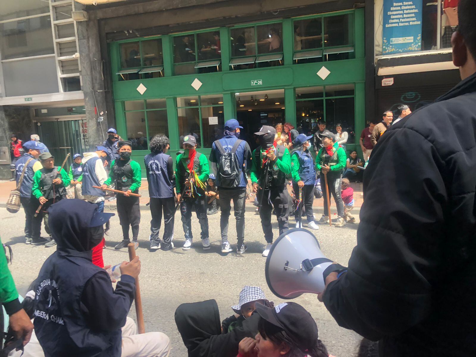 Se movilizaron por el centro de Bogotá, luego de que el ministerio aseguró que no les ayudaría porque “no hay contrato”.