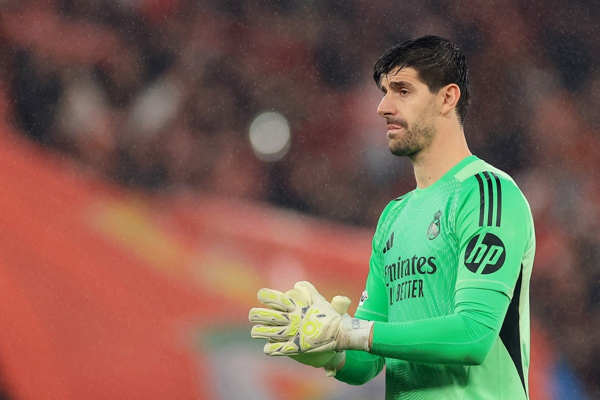 El portero belga #01 del Real Madrid, Thibaut Courtois, hace un gesto al final del partido de la octava jornada de la fase de liga de la UEFA Champions League entre el SL Benfica y el Real Madrid CF en el Estadio da Luz en Lisboa el 28 de enero de 2026