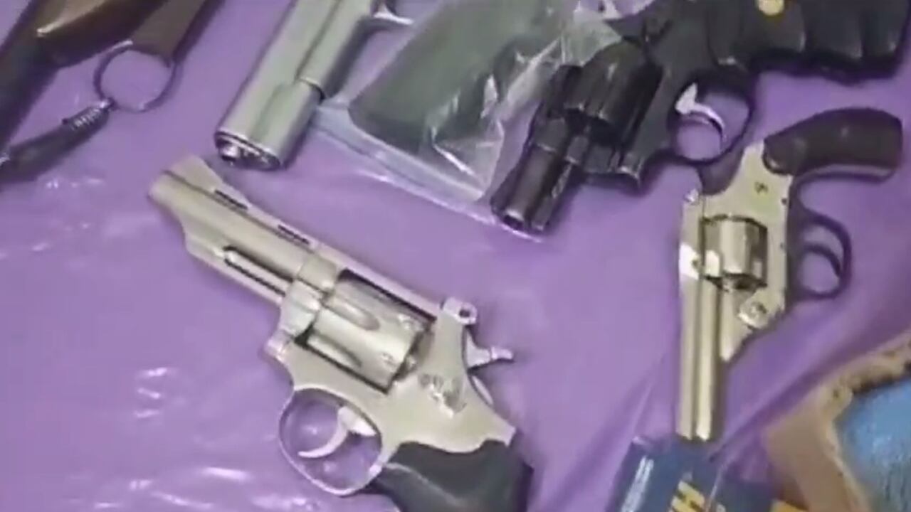 Se le acabó el negocio a ‘El Negro Faber’, proveedor de armas y licor adulterado de Los Espartanos de Bogotá; cayó con 1.500 botellas de whisky