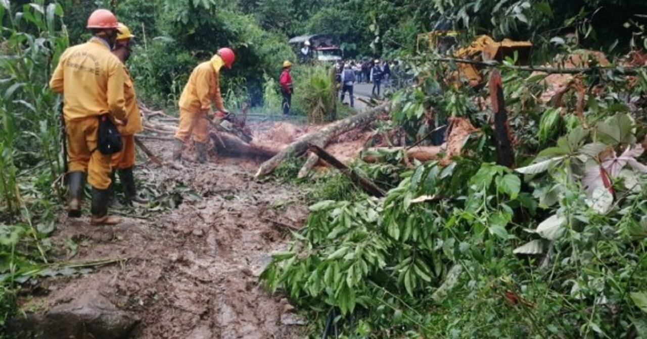 Cierre de vías por deslizamientos