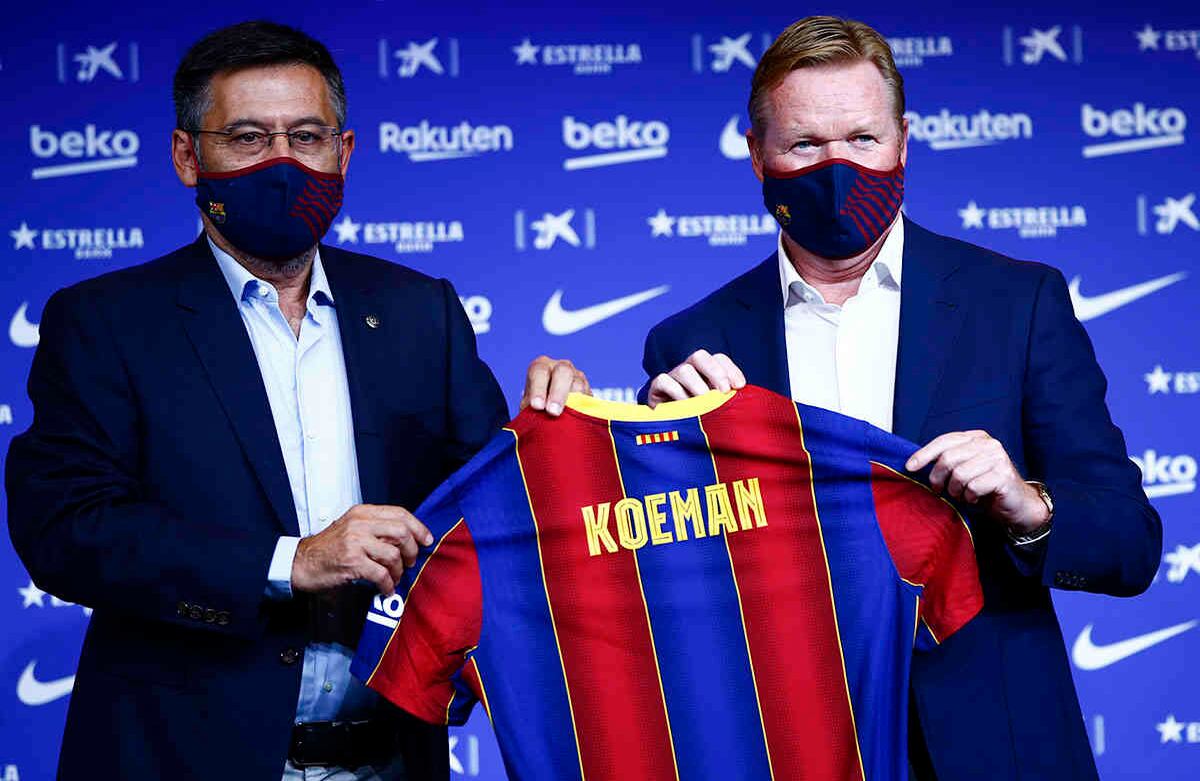 Ronald Koeman, a la derecha, es presentado como nuevo entrenador del FC Barcelona. A la derecha, Josep Bartome, director del club, sostiene una camiseta con el nombre del nuevo técnico. Imagen tomada en Barcelona, España, el miércoles 19 de agosto. El Barcelona anunció oficialmente este miércoles un acuerdo con Koeman cinco días después de la humillante derrota del equipo por 8-2 ante el Bayern de Múnich en los cuartos de final de la Liga de Campeones. Barcelona dice que el contrato del exdefensor se extiende hasta junio de 2022. Koeman reemplazará al despedido Quique Setien. Foto: Joan Monfort / AP 