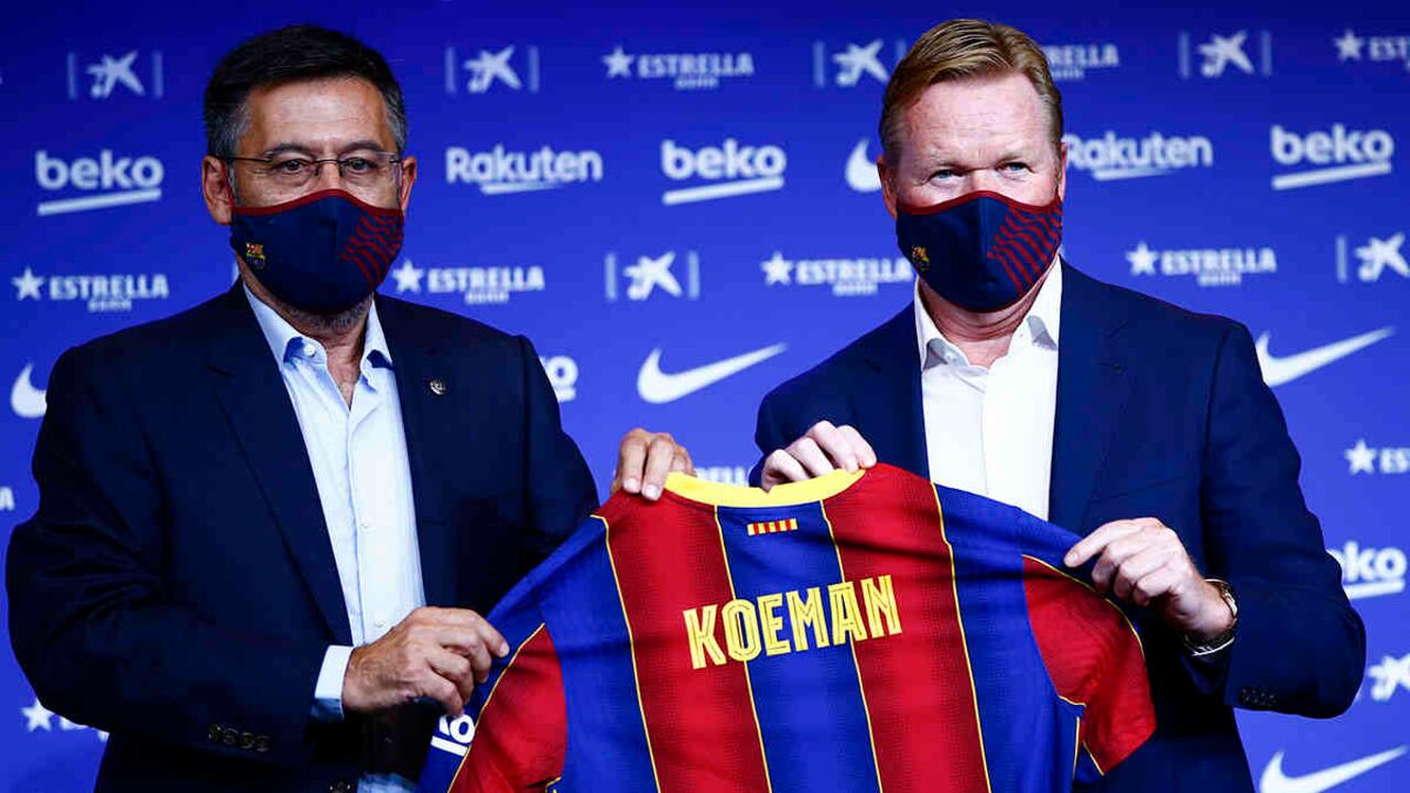 Ronald Koeman, a la derecha, es presentado como nuevo entrenador del FC Barcelona. A la derecha, Josep Bartome, director del club, sostiene una camiseta con el nombre del nuevo técnico. Imagen tomada en Barcelona, España, el miércoles 19 de agosto. El Barcelona anunció oficialmente este miércoles un acuerdo con Koeman cinco días después de la humillante derrota del equipo por 8-2 ante el Bayern de Múnich en los cuartos de final de la Liga de Campeones. Barcelona dice que el contrato del exdefensor se extiende hasta junio de 2022. Koeman reemplazará al despedido Quique Setien. Foto: Joan Monfort / AP