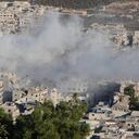 Esta foto proporcionada por los Cascos Blancos de Defensa Civil siria, que ha sido autenticada en base a su contenido y otros informes de AP, muestra humo que se eleva desde el bombardeo del gobierno sirio en la ciudad norteña de Ariha, en la provincia de Idlib, Siria, el miércoles 20 de octubre. 2021. Los equipos de rescate informaron que varias personas murieron, incluidos niños y una mujer, en el bombardeo de Ariha, una ciudad en el último enclave rebelde en el noroeste del país. (Cascos Blancos de Defensa Civil Siria vía AP)