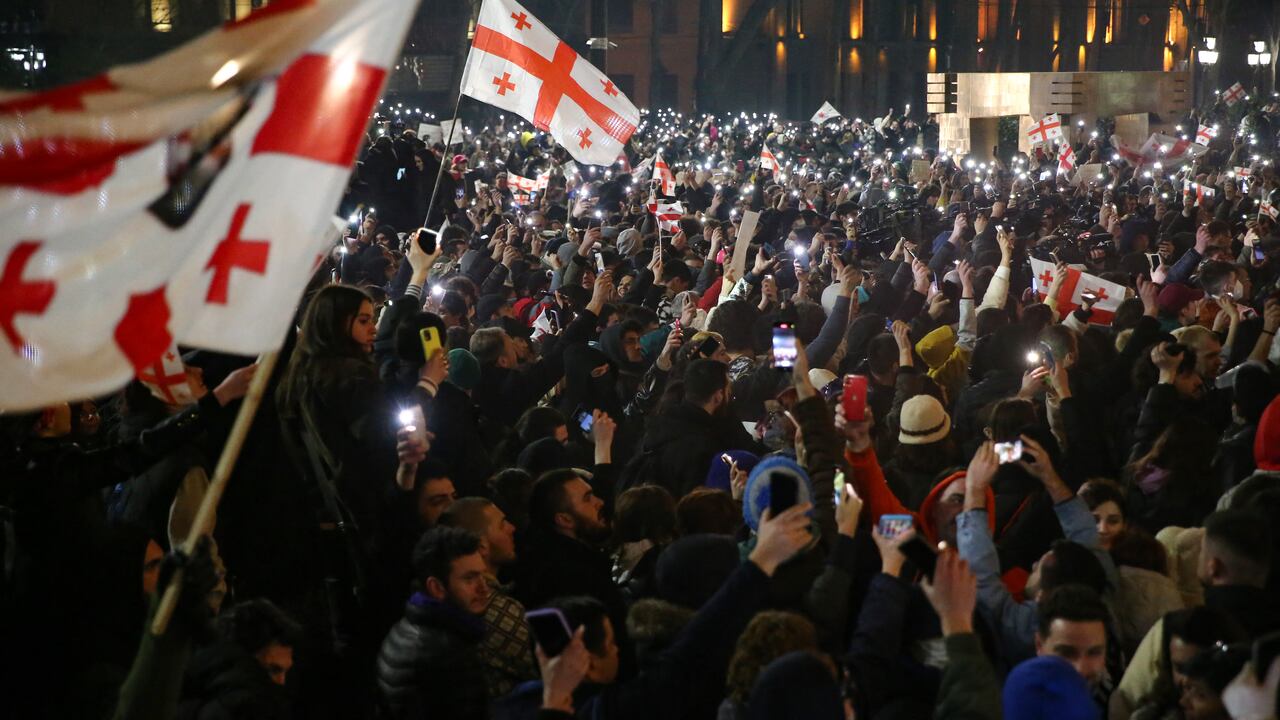 La oposición de Georgia se ha hecho sentir con manifestaciones en las calles. Foto: AFP.