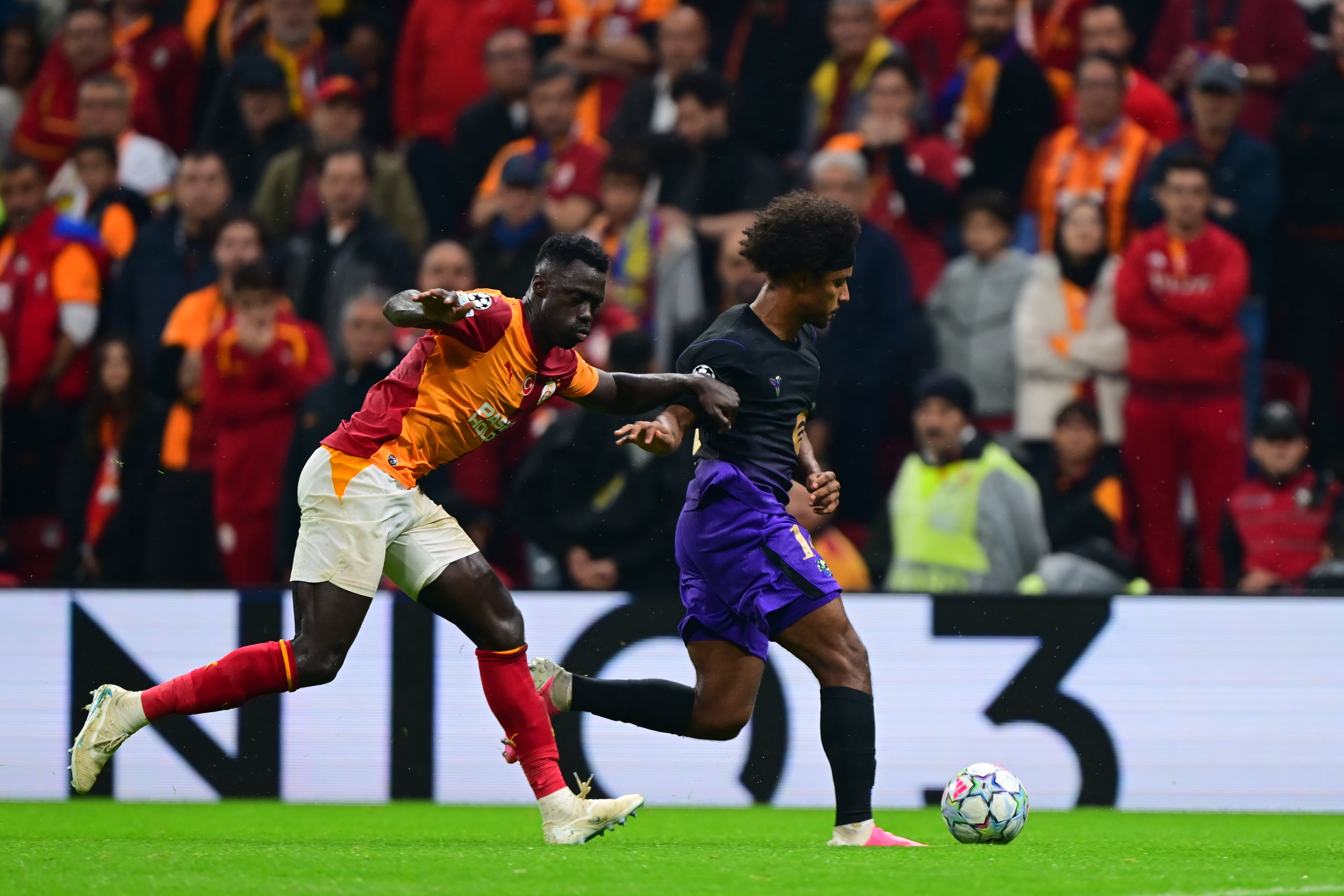 Karim Adeyemi con Dávinson Sánchez
