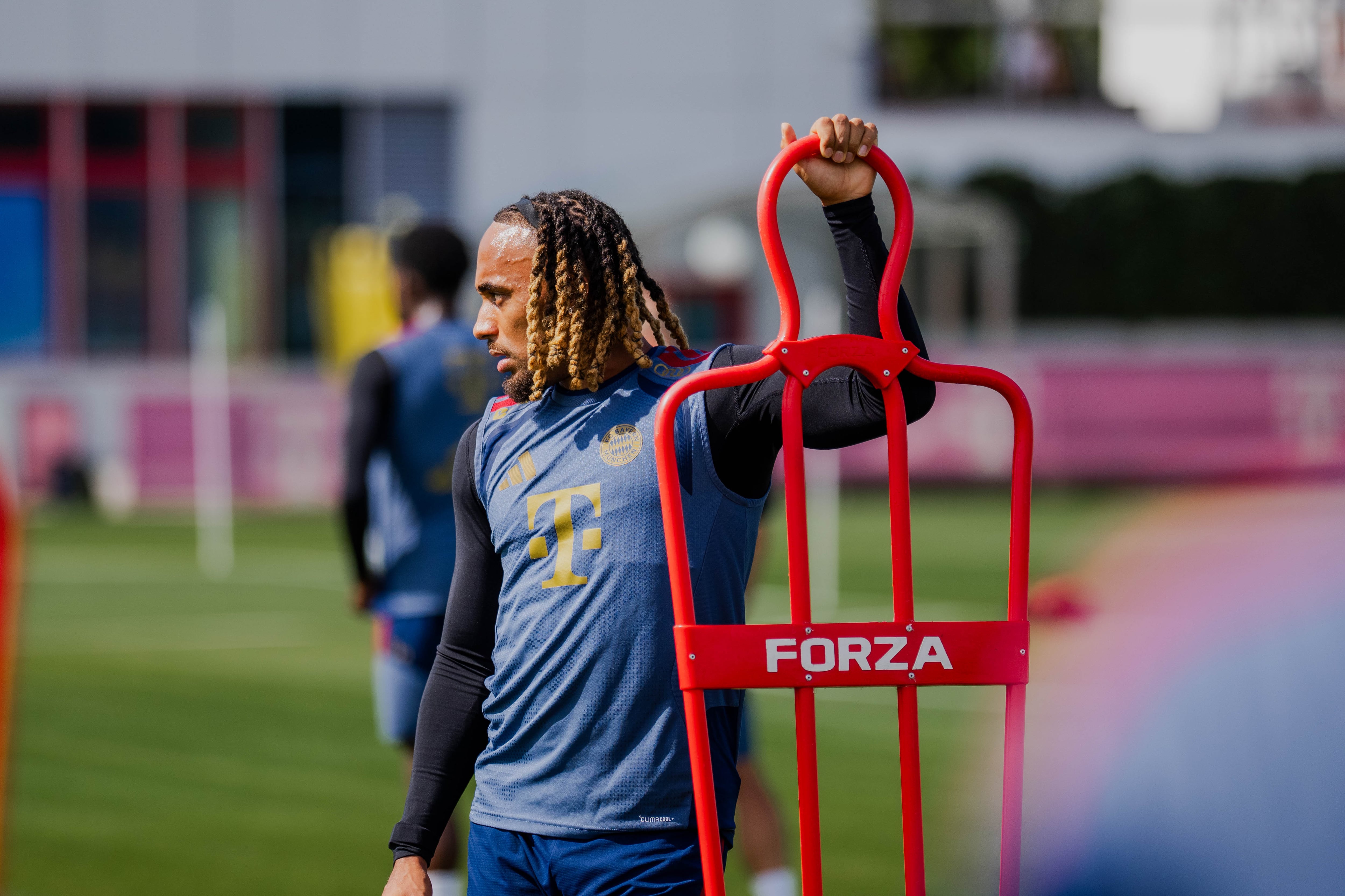Sacha Boey tiene medio pie fuera del Bayern Múnich.