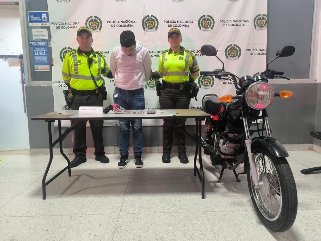 Al hombre le fue encontrado un arma y se fue incautada junto con la motocicleta en la que se movilizaba