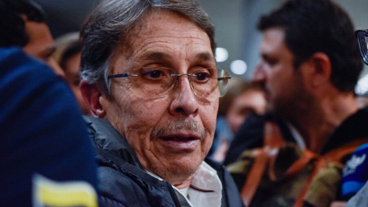 Bogotá. Diciembre 23 de 2024. Fabio Ochoa, ex narcotraficante, regresó a Colombia tras cumplir más de 20 años de condena en Estados Unidos. Al aterrizar en el Aeropuerto Internacional El Dorado, fue recibido por su familia y, ante los medios de comunicación, ofreció unas palabras. (Colprensa - Cristian Bayona).