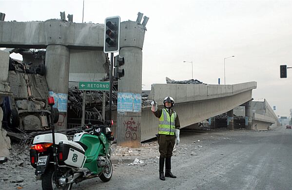 Destruidas quedaron viviendas, calles y vehículos a lo largo de varias vías de este país. El número de muertos aumenta cada vez más. Son las consecuencias de un terremoto de 8,8 grados de magnitud que sacudió a Chile en la madrugada del sábado 27 de febrero de 2010.