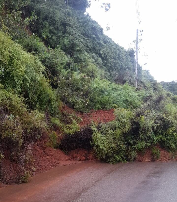 Cuidado el deslizamiento de tierra tapona la vía en los dos sentidos.  Se encuentra en el kilómetro 7 de la vía a Cristo Rey.