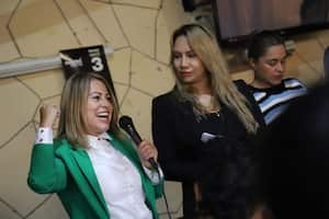 La exalta consejera para las regiones Sandra Ortiz, apoyando a la actual representante Liliana Rodríguez.