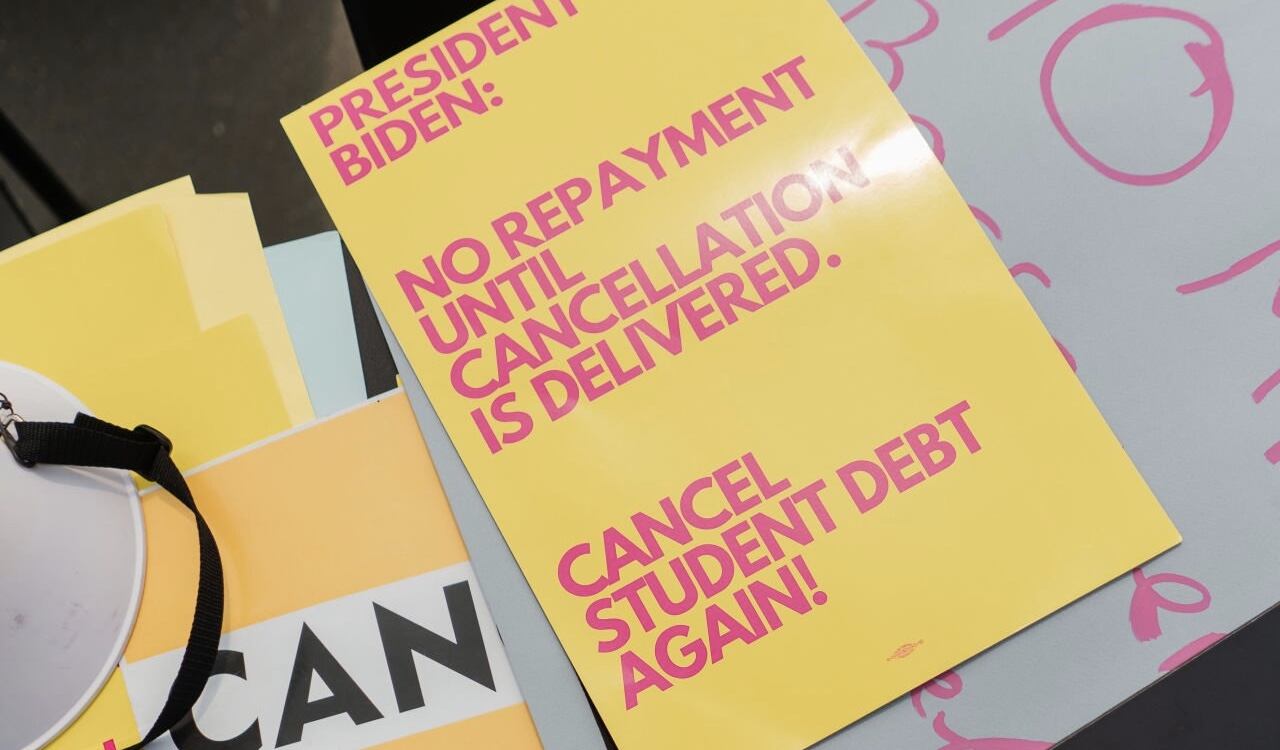 Varios estudiantes en las afueras de la Corte Suprema se quejan tras la decisión tomada.