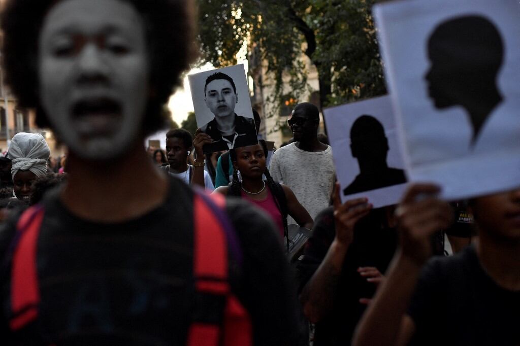 Los manifestantes sostienen carteles con siluetas y fotografías mientras participan en una manifestación contra el racismo "contra las muertes en las fronteras" en Barcelona el 1 de julio de 2022. - En la madrugada del 24 de junio, alrededor de 2.000 inmigrantes, en su mayoría del África subsahariana , trató de romper la valla de Marruecos a Melilla, uno de los dos pequeños enclaves del norte de África de España. Las autoridades marroquíes dijeron que algunas de las víctimas se habían caído mientras intentaban trepar por la cerca, lo que dio un saldo inicial de 18 muertos, pero luego aumentó a 23 después de que otros cinco inmigrantes murieran a causa de sus heridas. (Foto de Pau BARRENA / AFP)