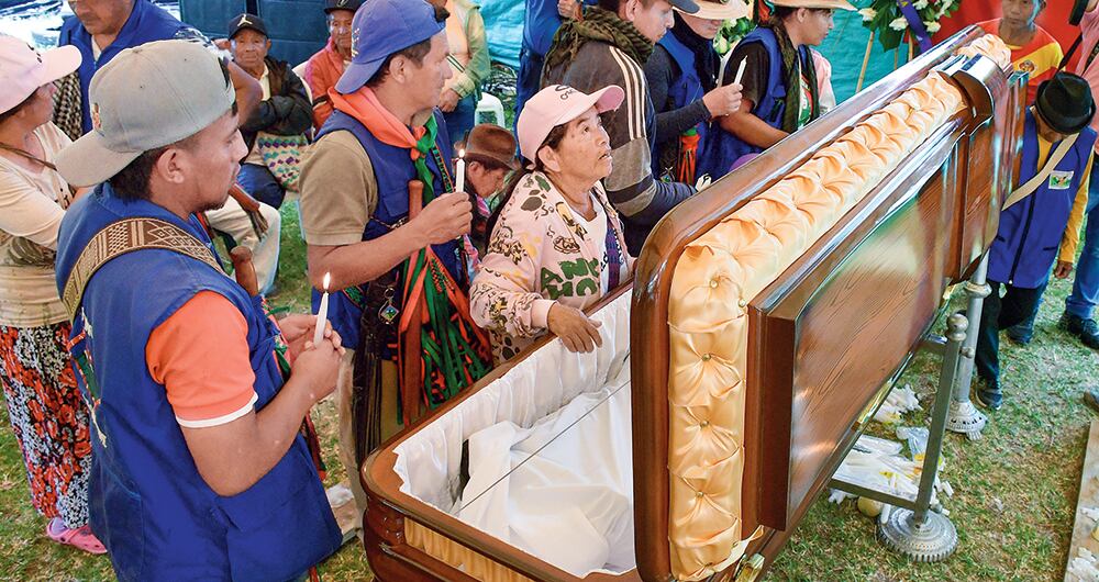    Familiares y amigos despidieron a la líder indígena Carmelina Yule, asesinada por las disidencias de Iván Mordisco el pasado sábado en zona rural de Toribío. En medio del ritual fúnebre, las comunidades fueron hostigadas por los criminales. 