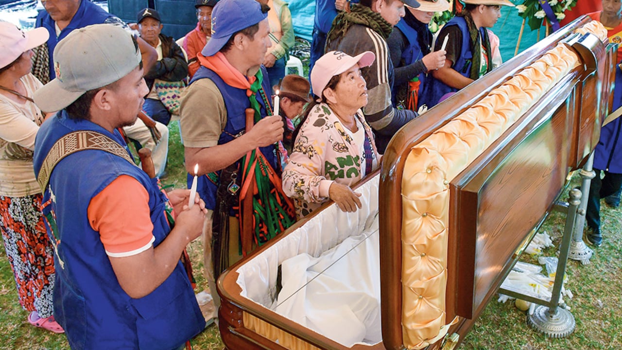 Familiares y amigos despidieron a la líder indígena Carmelina Yule, asesinada por las disidencias de Iván Mordisco el pasado sábado en zona rural de Toribío. En medio del ritual fúnebre, las comunidades fueron hostigadas por los criminales.
