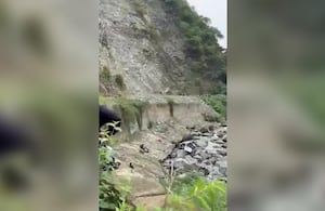 Un grave accidente de tránsito se registró este sábado 3 de octubre en la vía que comunica a Andes con Salgar, en Antioquia.