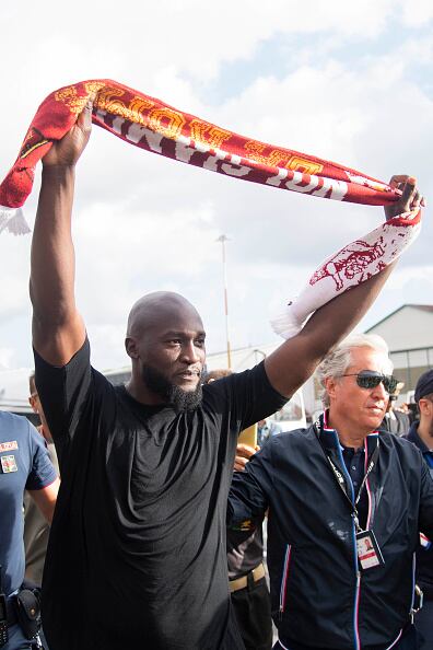 El nuevo fichaje Romelu Lukaku es visto durante su llegada al aeropuerto de Ciampino el 29 de agosto de 2023 en Roma, Italia. (Foto de Luciano Rossi/AS Roma vía Getty Images)