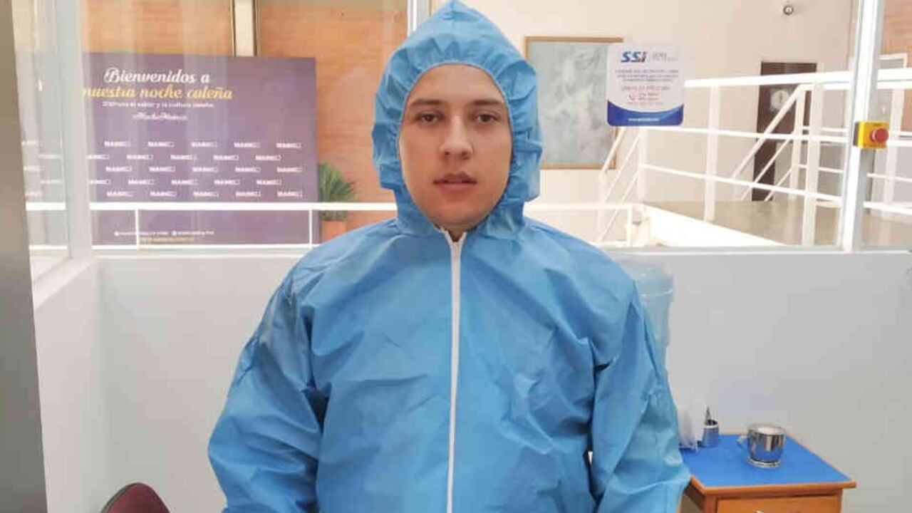 Este traje es para uso común y están desarrollando otro para personal que está en contacto directo con los enfermos.