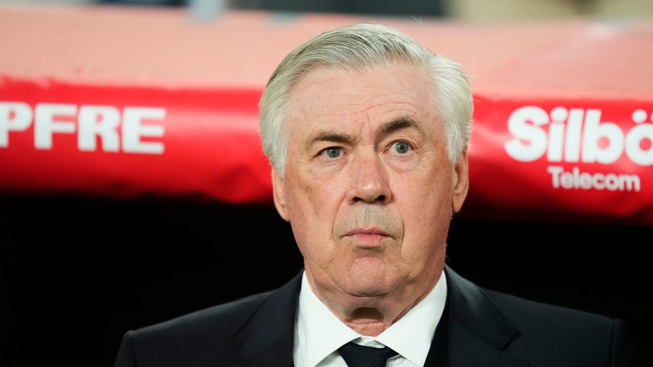 El técnico del Real Madrid, Carlo Ancelotti, previo al comienzo de la final de la Copa del Rey contra el Barcelona, el sábado 26 de abril de 2025. (AP Foto/José Bretón).