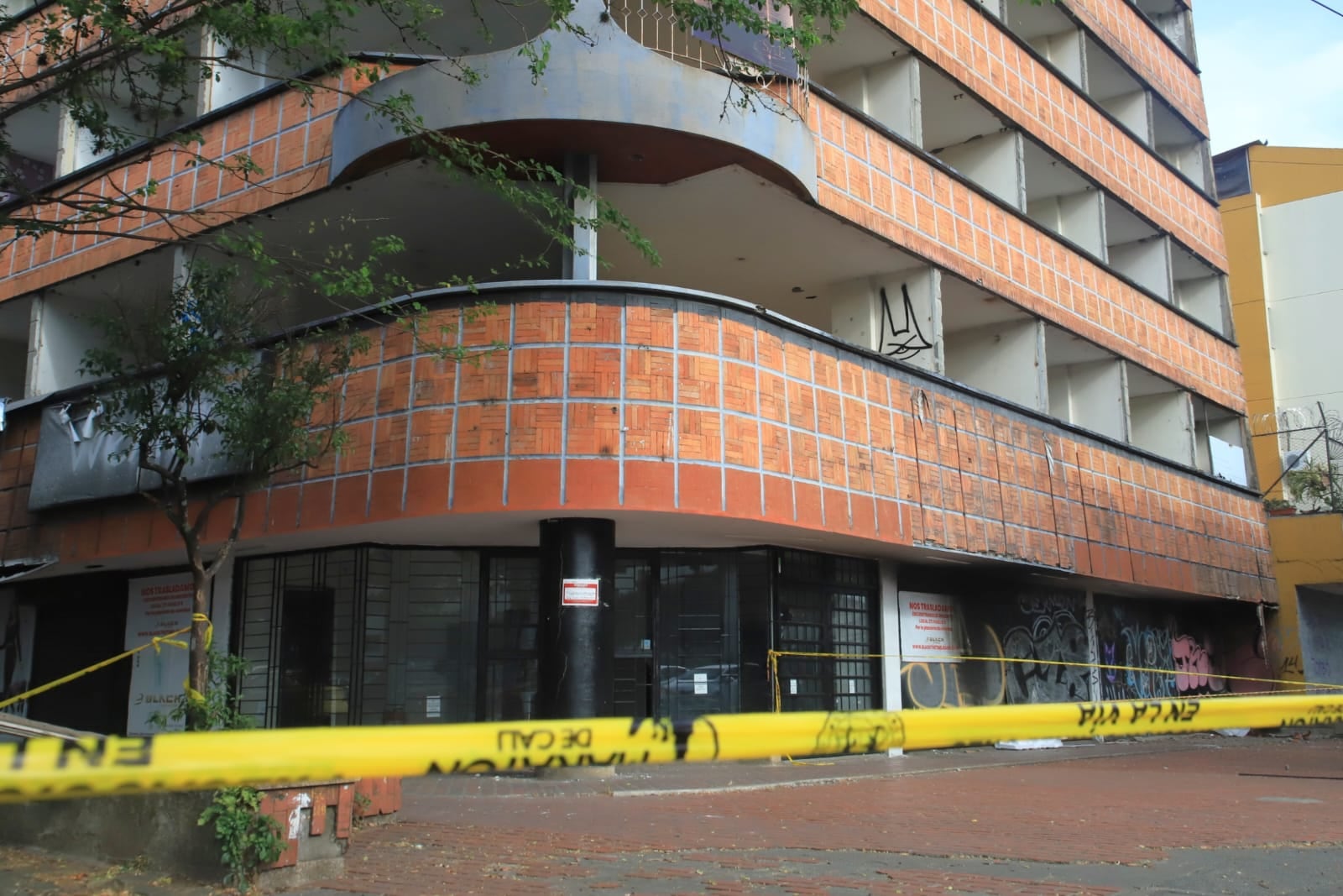 Los letreros puestos en varias fachadas de Cali luego del terremoto del 10 de agosto de 2026