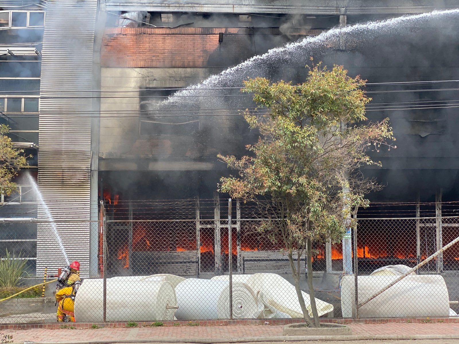 Bomberos realizan ataque directo y búsqueda primaria del foco del incendio.