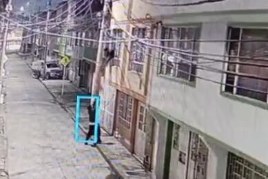 El asalto quedó captado en video por cámaras de seguridad.