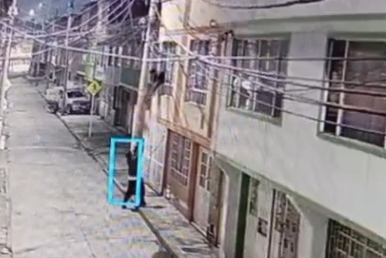 El asalto quedó captado en video por cámaras de seguridad.