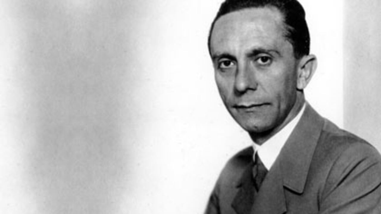 Goebbels sufrió de polio en su niñez, lo que lo convirtió en minusválido y lo acomplejó toda su vida.