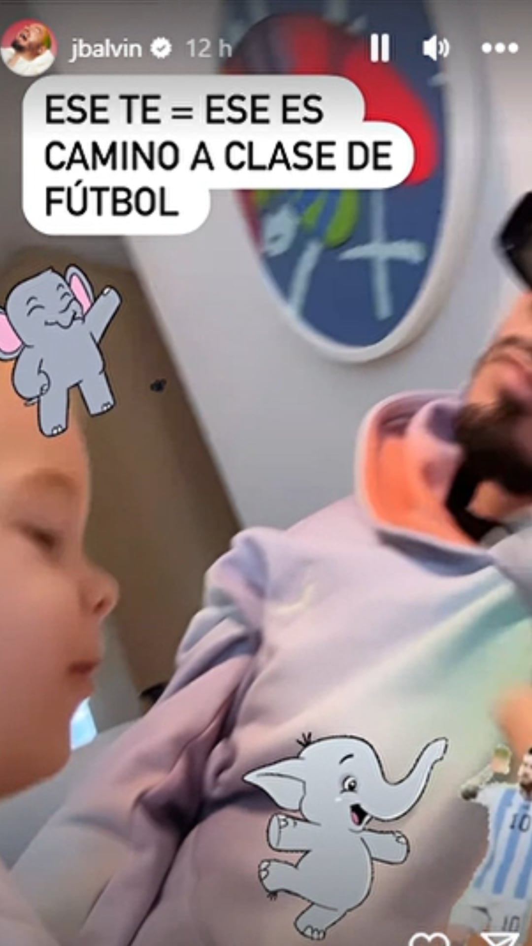 Esta es la parte del rostro que dejó ver por accidente J Balvin de su hijo