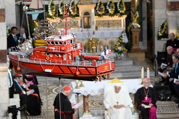 Su visita llega además días después que miles de migrantes llegaran a la isla de Lampedusa, lo que obligó a la Unión Europea (UE) a adoptar un plan para ayudar a Italia a gestionar esta ruta migratoria procedente del norte de África.
